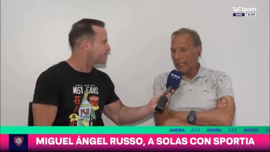 Miguel Ángel Russo y la polémica por el campo de juego de Vélez: “Está mal y bien para los 22 jugadores”