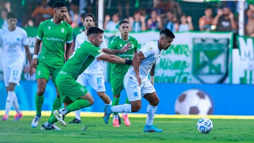 Un penal en el último suspiro salvó a Belgrano de la derrota frente a Banfield, pero sigue sin ganar