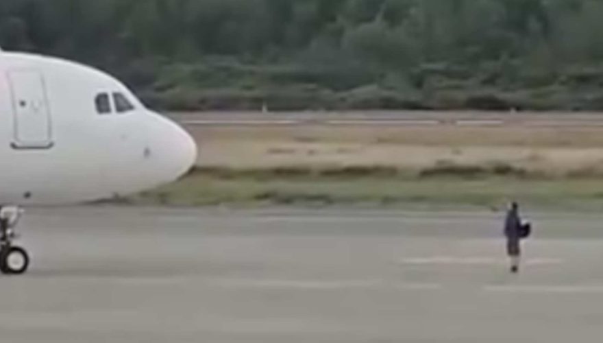 VIDEO – Hombre ingresa a losa del aeropuerto de Puerto Montt para detener un avión