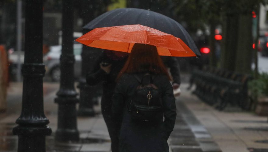 ¿Podrían llegar a Santiago?: las regiones en las se registrarán lluvias durante esta semana