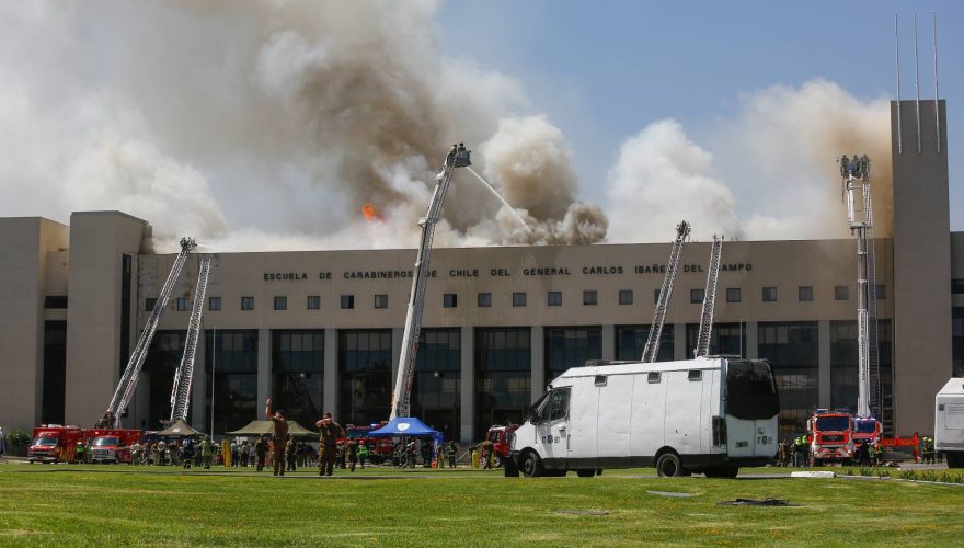 Las primeras hipótesis del incendio que afectó a la Escuela de Carabineros en Providencia