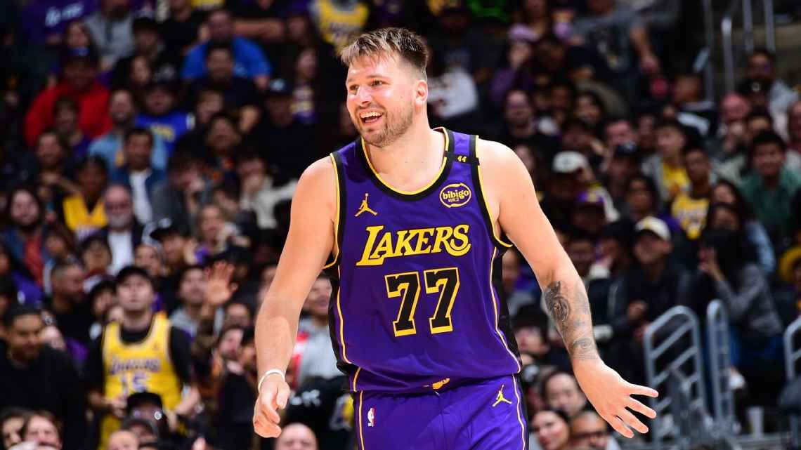 Luka e LeBron aparecem na hora certa, e Lakers conseguem superar os Clippers