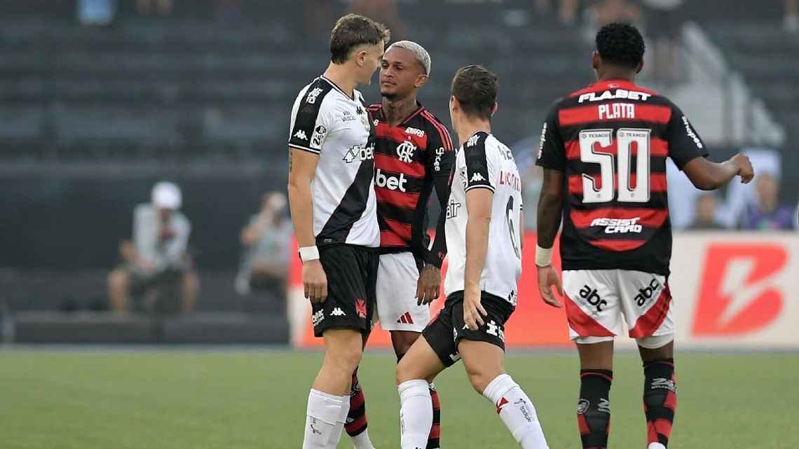 Vegetti sai revoltado com árbitro após derrota do Vasco para o Flamengo e ‘cobra’ até jornalistas: ‘Vocês têm que falar!’