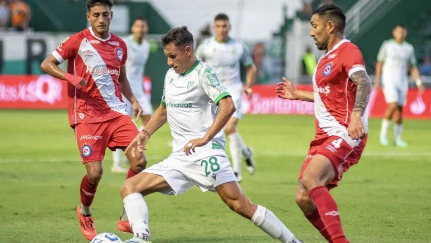 Tras el blooper de Ruso Rodríguez, Argentinos venció a Banfield en tiempo de descuento y es el puntero de la Zona A