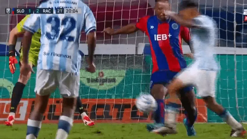 El penal que pidió todo Racing y podría haber cambiado la historia ante San Lorenzo