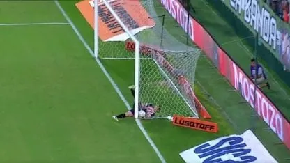 La pesadilla de Argentinos en Banfield antes del triunfo: blooper del Ruso Rodríguez y penal errado