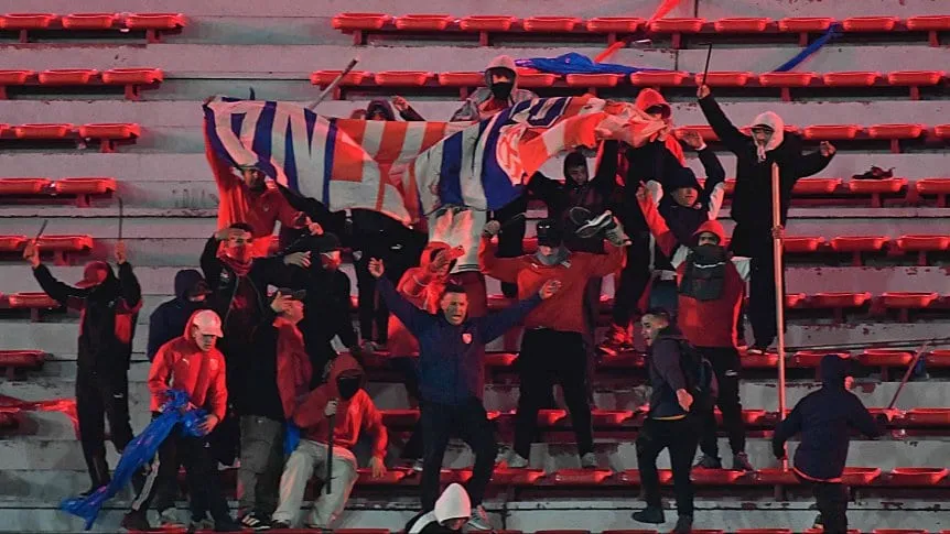 Independiente, al rojo vivo: barras fuera del estadio, infiltrados y el temor a nuevos incidentes