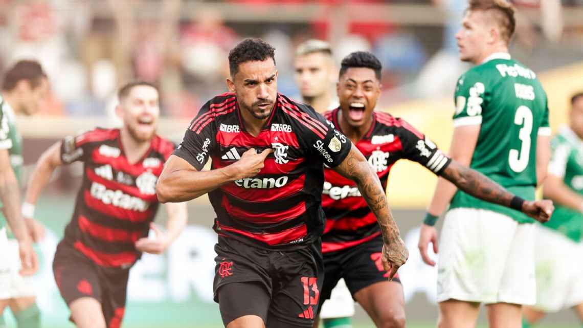 Danilo volta a ser herói em final de Libertadores e atinge feito inédito na história do futebol com o Flamengo