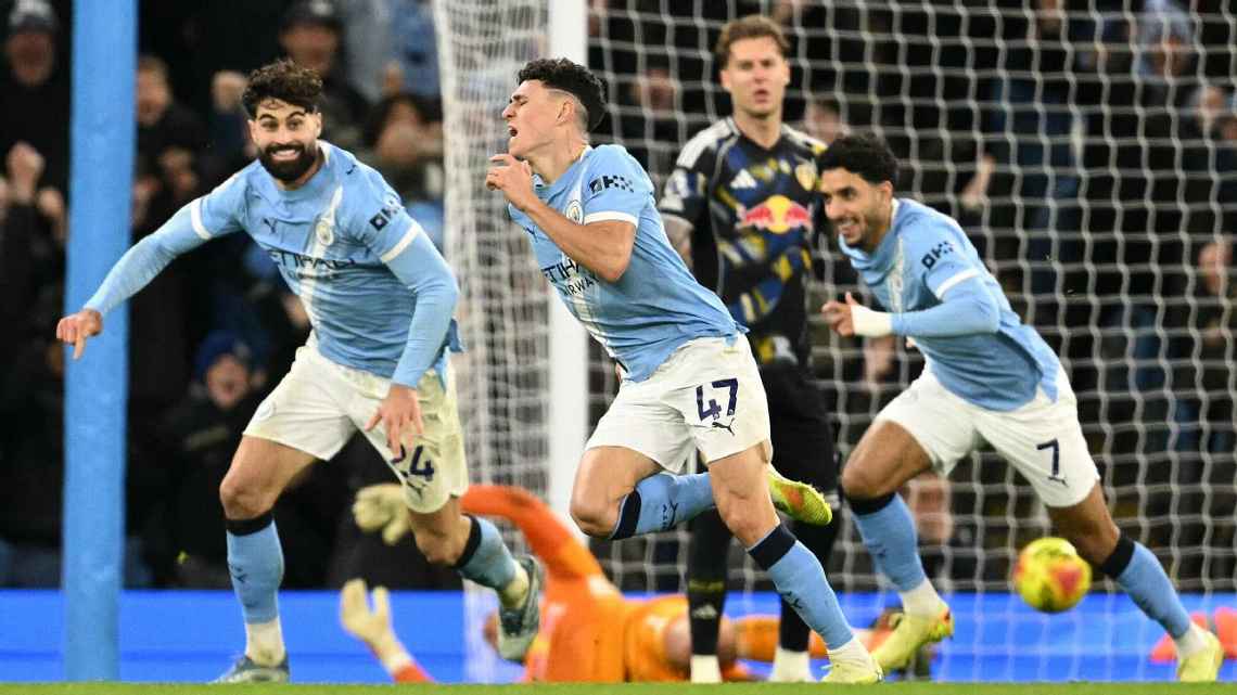 City marca nos acréscimos, escapa de tropeço e vence Leeds na Premier League