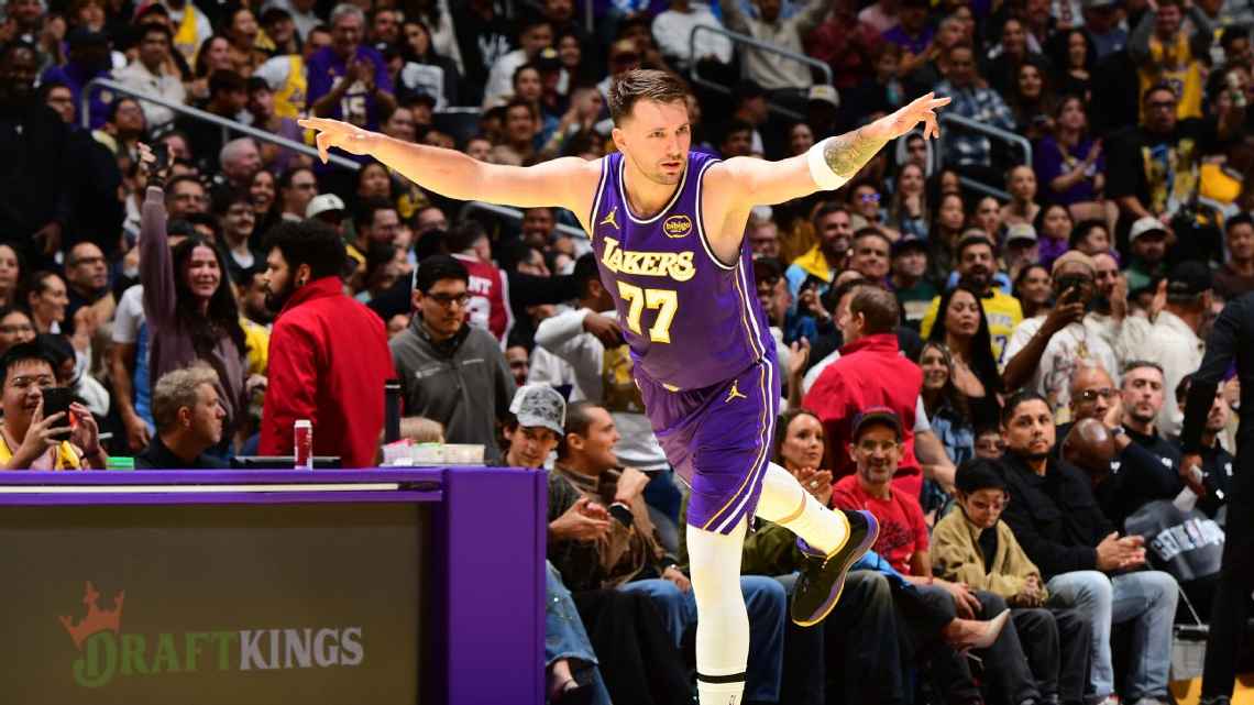 Doncic dá show no primeiro tempo, Lakers vencem os Clippers e se classificam na NBA Cup