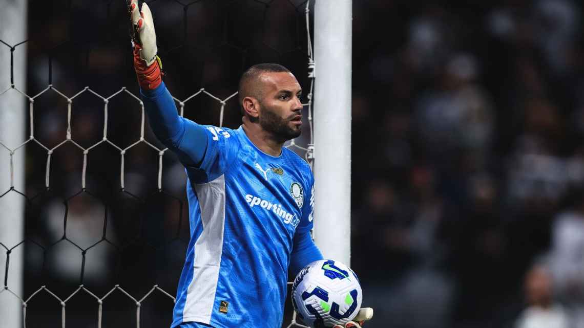 Weverton dá entrevista ao lado de Abel e brinca sobre jogar final da Libertadores: ‘Chefe é quem sabe’
