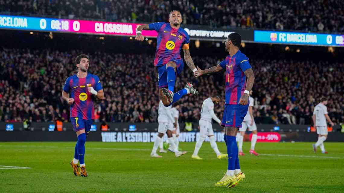 Raphinha decide com doblete, Barcelona vence Osasuna e segue disparado na liderança de LALIGA