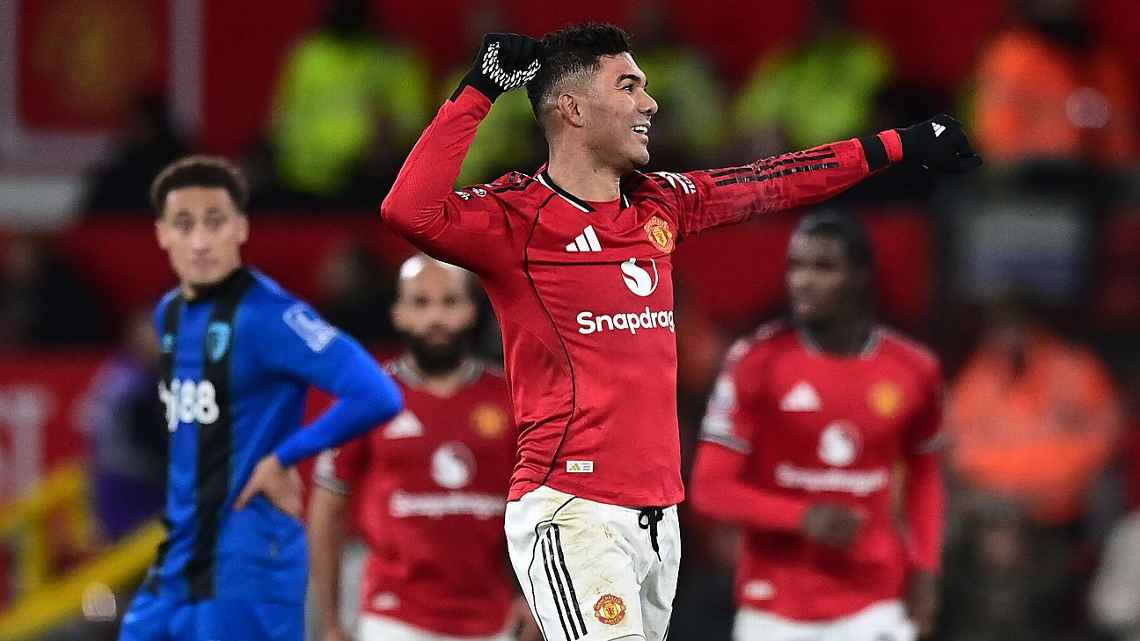Em jogo de duas viradas e três gols brasileiros, United e Bournemouth empatam em 4 a 4