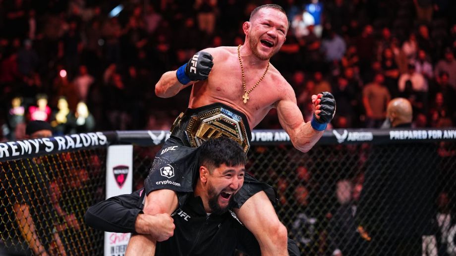 Petr Yan ‘destroça’ nariz de Merab no UFC 323, acaba com sequência invicta de georgiano e recupera cinturão dos galos