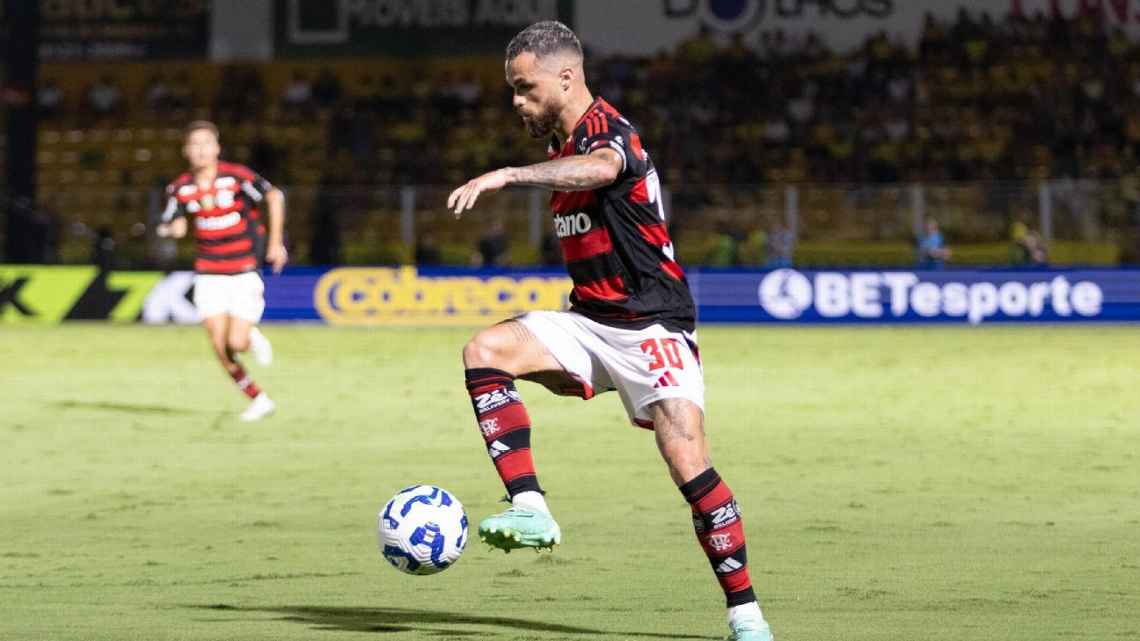 Michael revela chateação por ‘não jogar’ e deixa futuro nas mãos do Flamengo