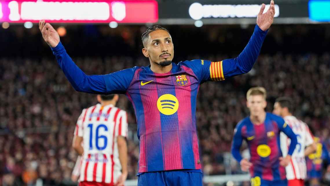 Raphinha faz belo gol, Barcelona vira sobre o Atlético de Madrid e segue líder de LALIGA