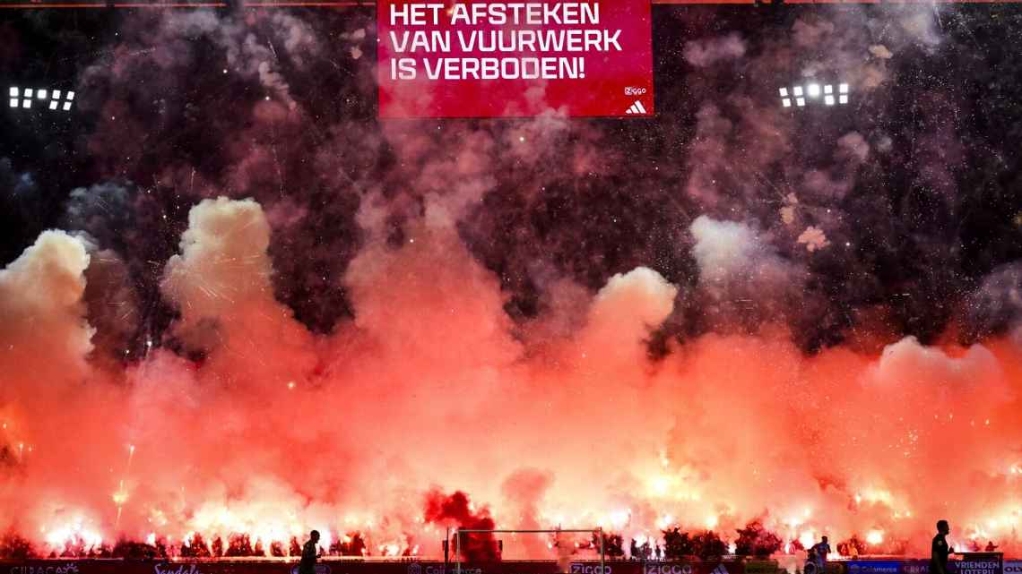 Jogo do Ajax é cancelado após ‘show’ de fogos de artifício em homenagem a torcedor falecido