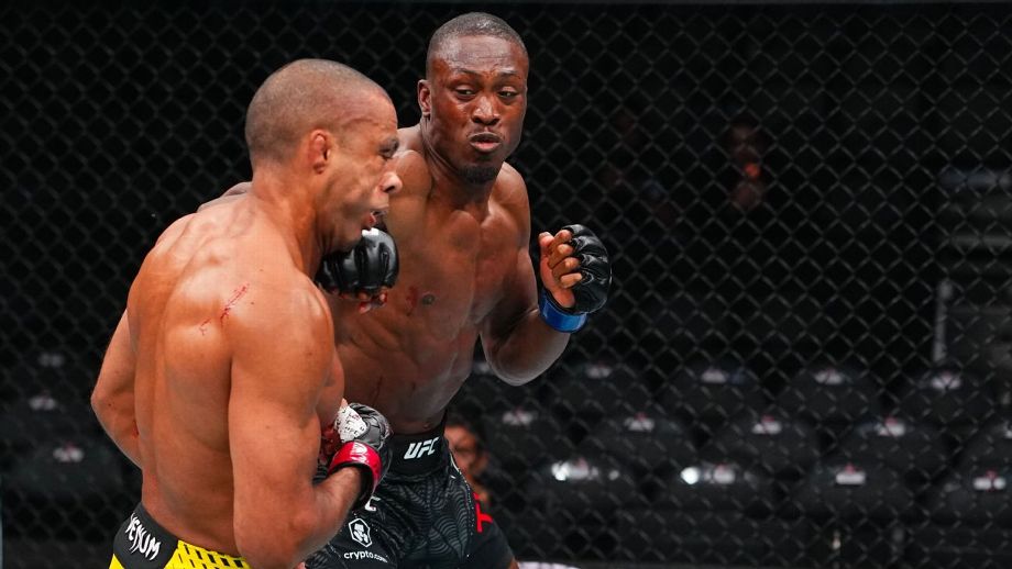 Jalin Turner volta de aposentadoria no UFC 323, ‘acaba’ com Edson Barboza no 1° round e vai às lágrimas: ‘Quase desisti’