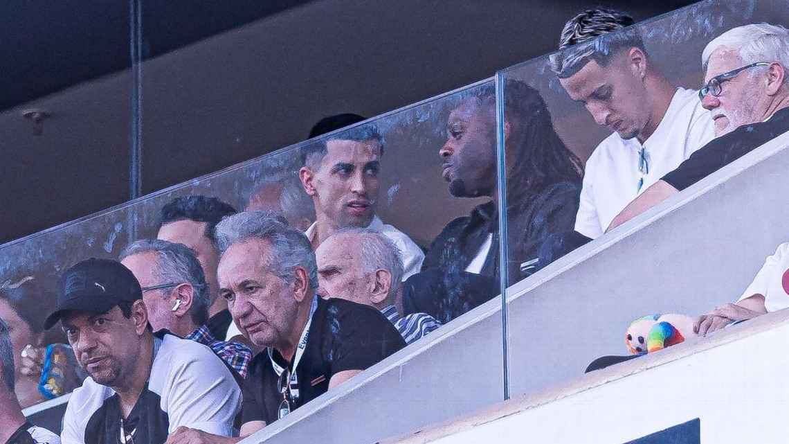 Cancelo, João Félix e Renan Lodi acompanham Wesley em jogo do Corinthians e ganham camisas: ‘Até breve’