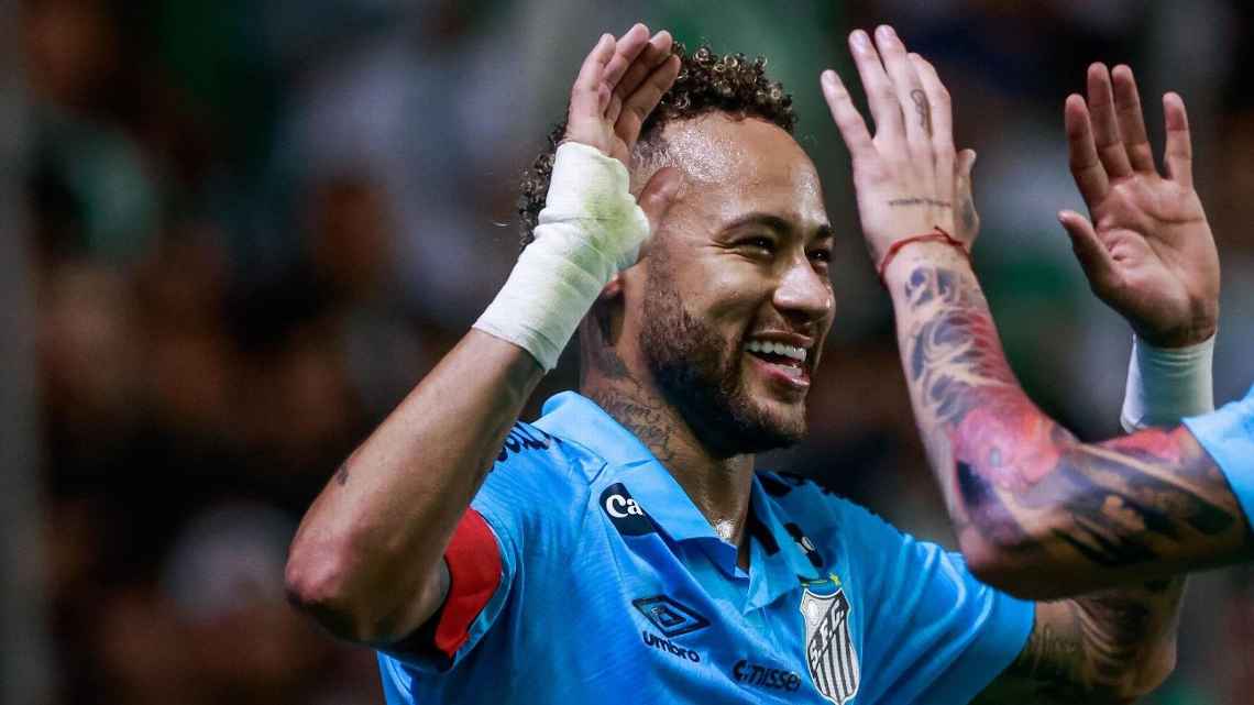 Neymar vira destaque em jornal espanhol após hat-trick no Santos: ‘Mancando, sem ritmo, com joelho quebrado e acima dos demais’