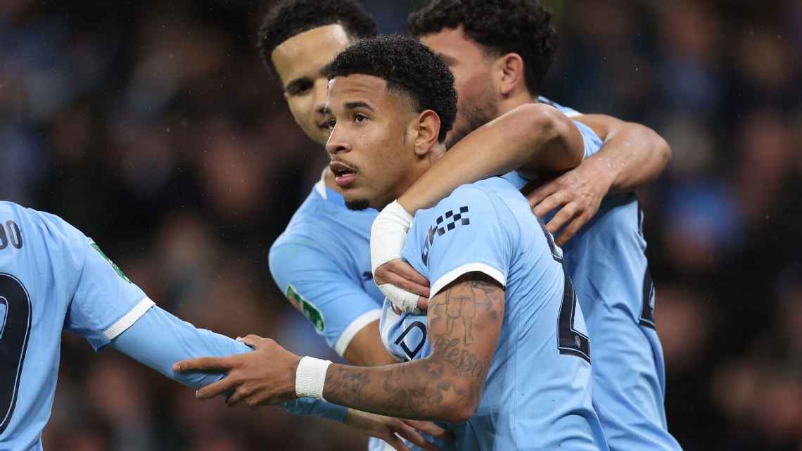 Com gol de Savinho, City bate o Brentford e se garante na semifinal da Copa da Liga
