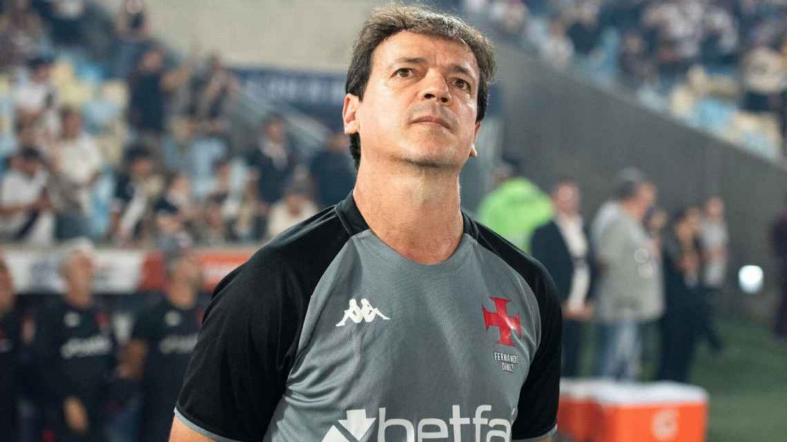 Diniz diz que torcida do Vasco está machucada e se ‘derrete’ por energia no Maracanã: ‘Também é a nossa casa’