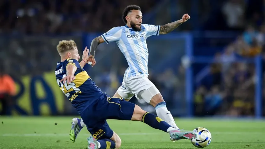 La jugada que protestó todo Racing: Barinaga, al borde de la roja en Boca