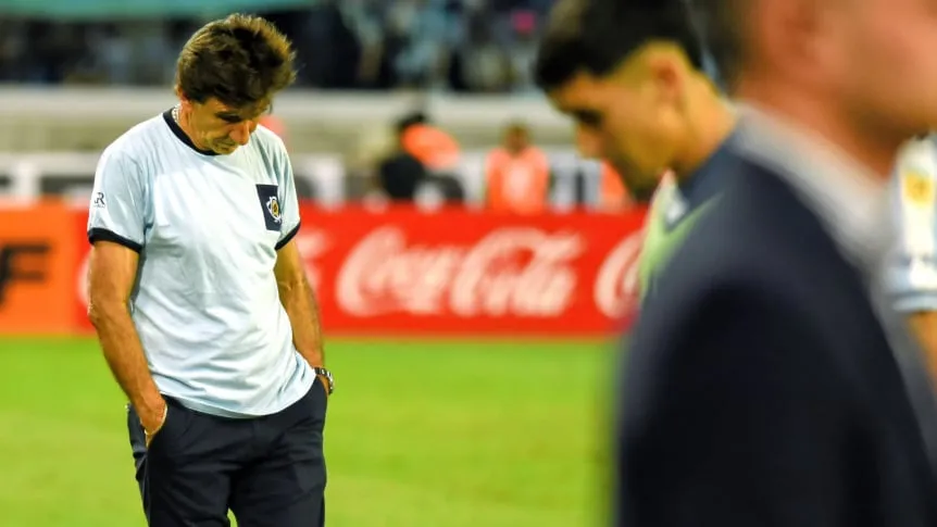 Costas, golpeado por la derrota de Racing, no aceptó preguntas: “Quedo en deuda”