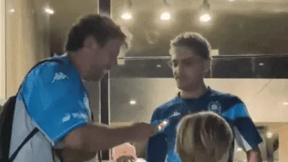 Martirena les regaló entradas a dos hinchas de Racing que viajaron a dedo para la final ante Estudiantes